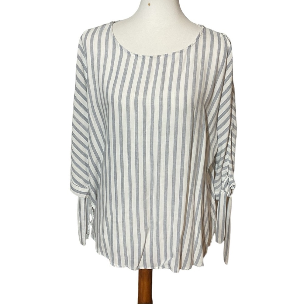 Umgee Chambray Blue and White Striped Tie 3/4 Sleeve Peekaboo Shoulder Top Sz Md